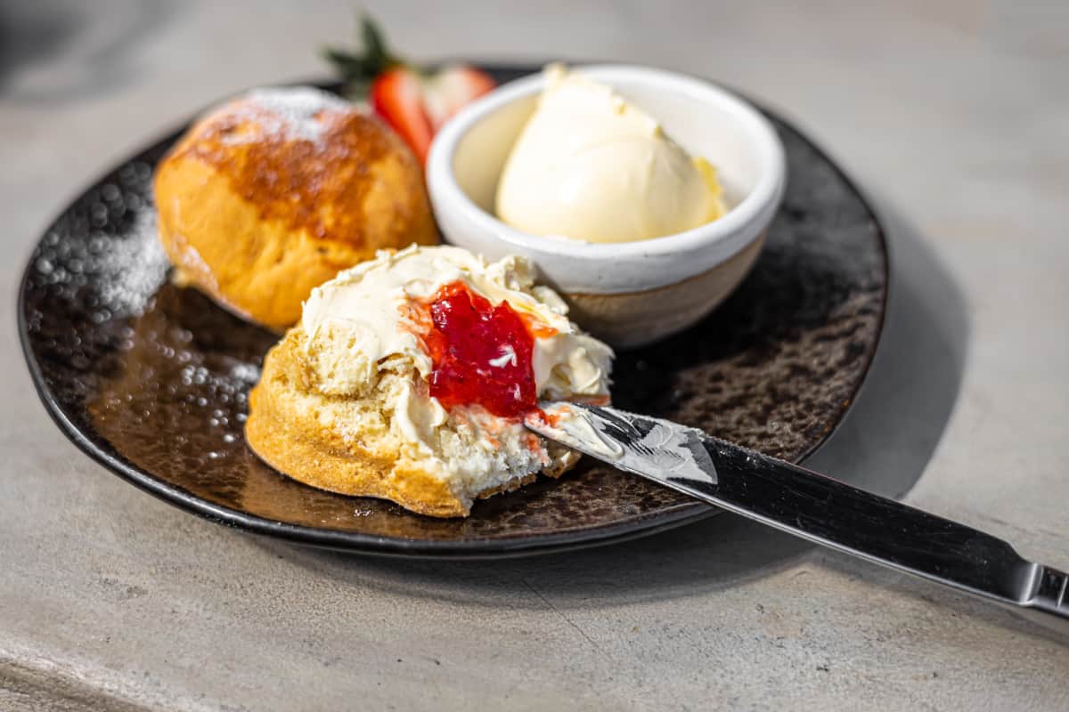 Scones panecillos servidos a la hora del té.
