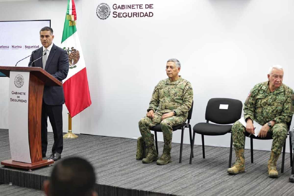 Omar García Harfuch y Ricardo Trevilla, secretarios de Seguridad y la Defensa respectivamente, en conferencia de prensa donde informaron sobre el operativo en Chihuahua en el que participaron dos agentes de Estados Unidos y lo que la gobernadora Maru Campos informó al respecto