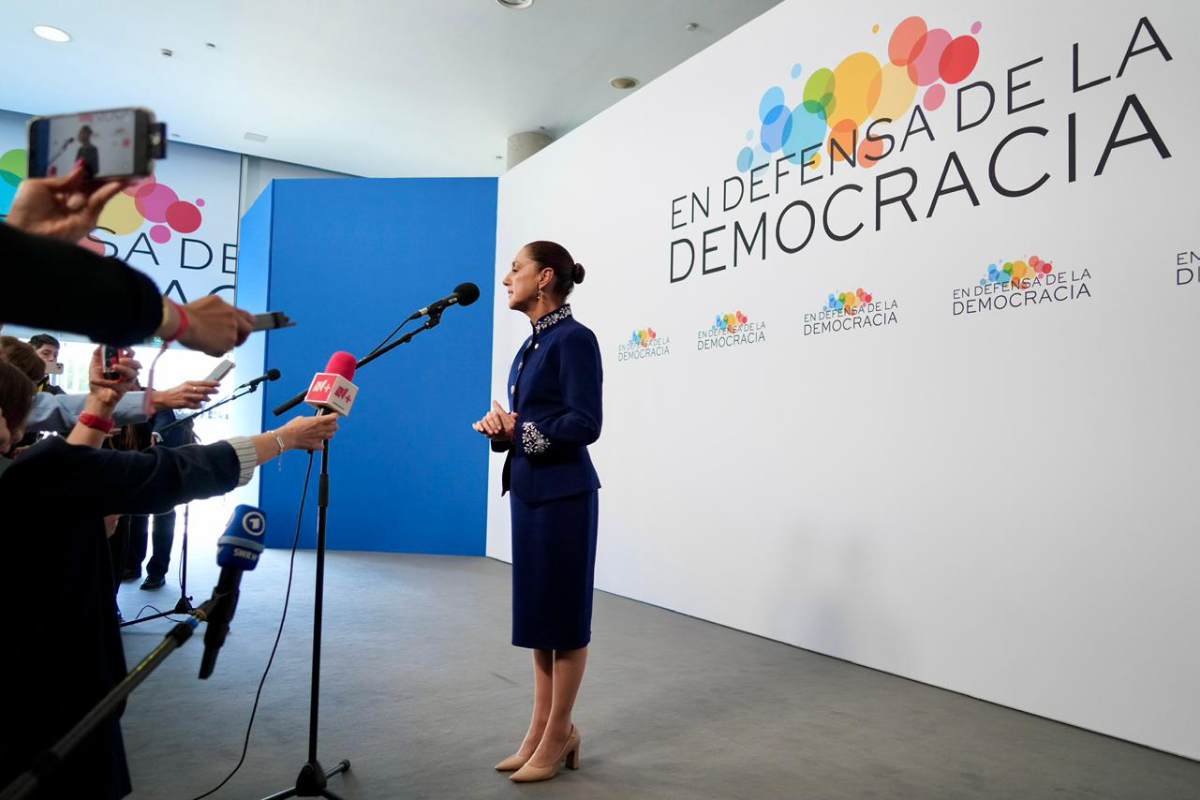“En vez de sembrar guerra, sembremos paz": Sheinbaum en la IV Cumbre en Defensa de la Democracia