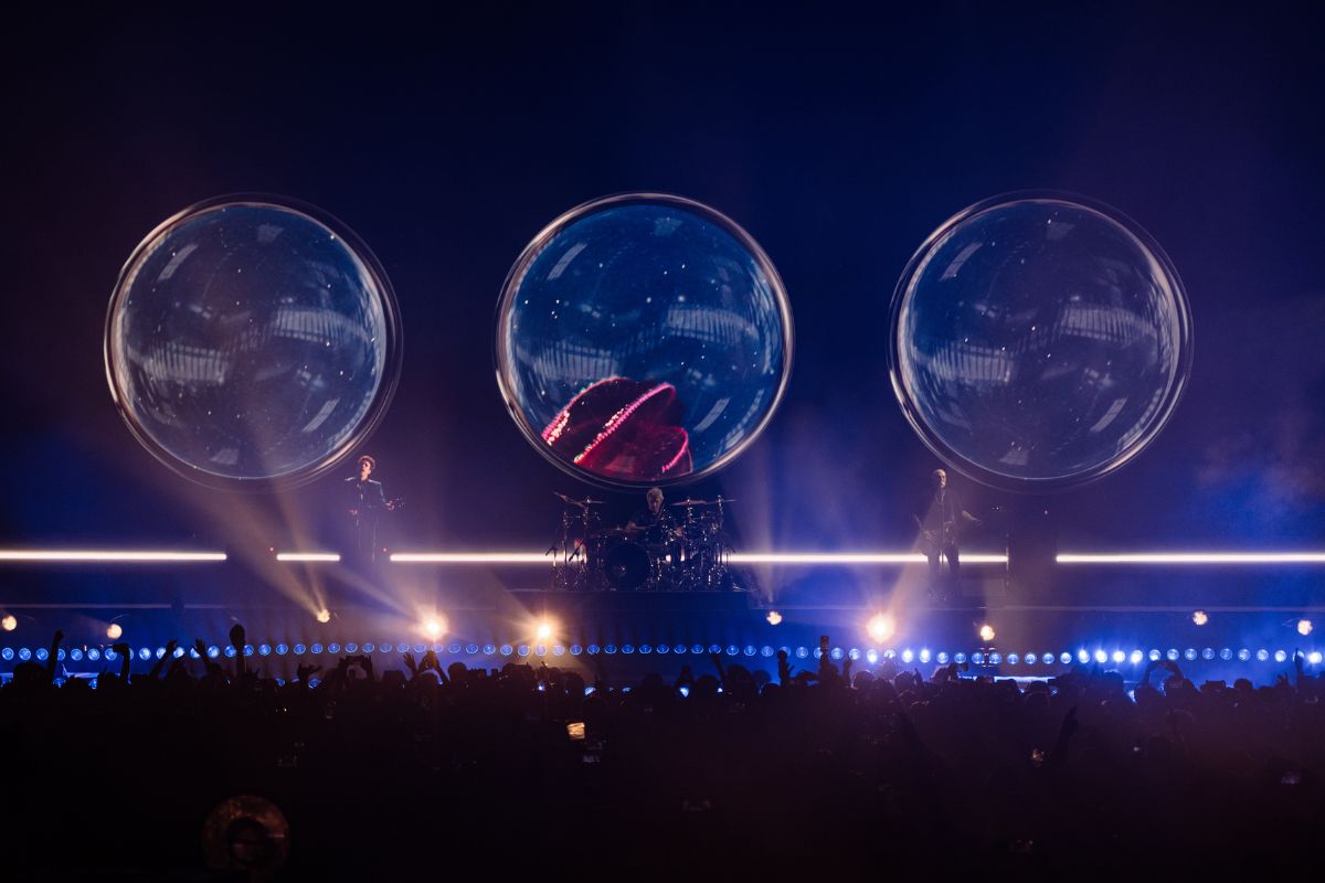Dos horas tarde pero… Soda Stereo regresó con Cerati a CDMX