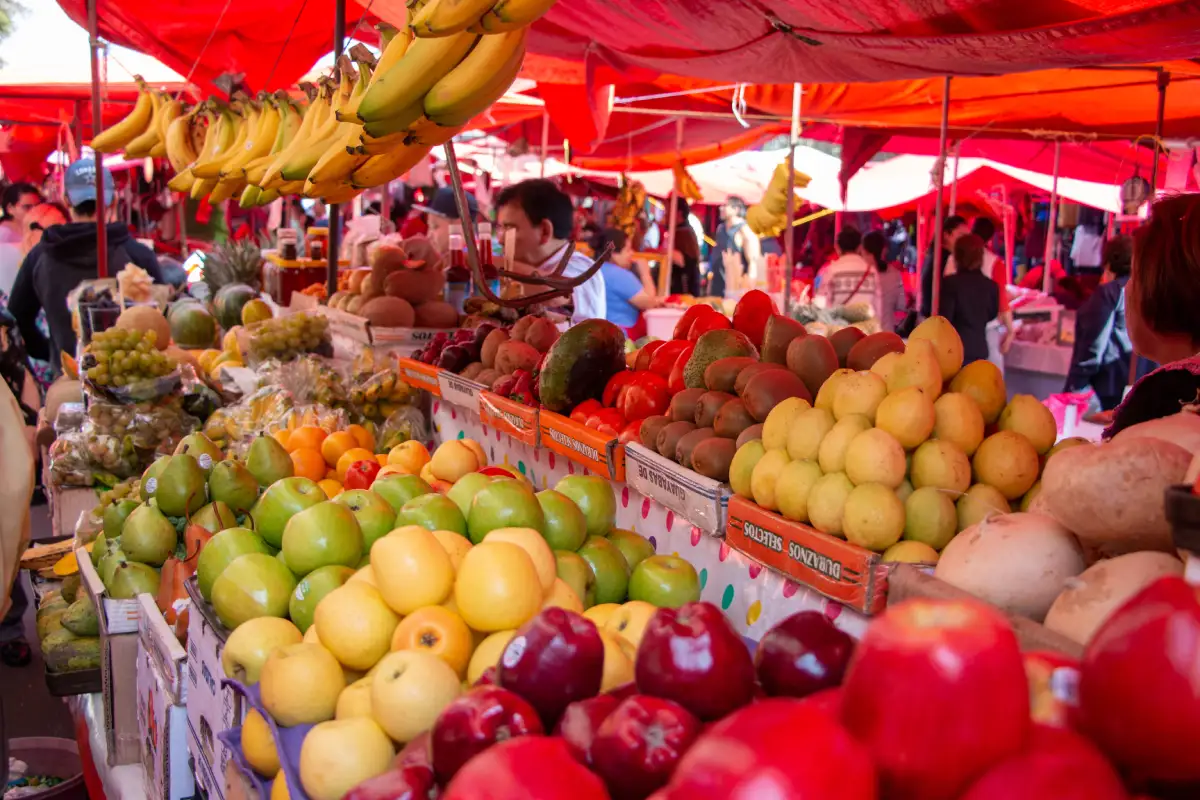 Puesto de frutas (manzana, guayaba, kiwis) en un tianguis de CDMX