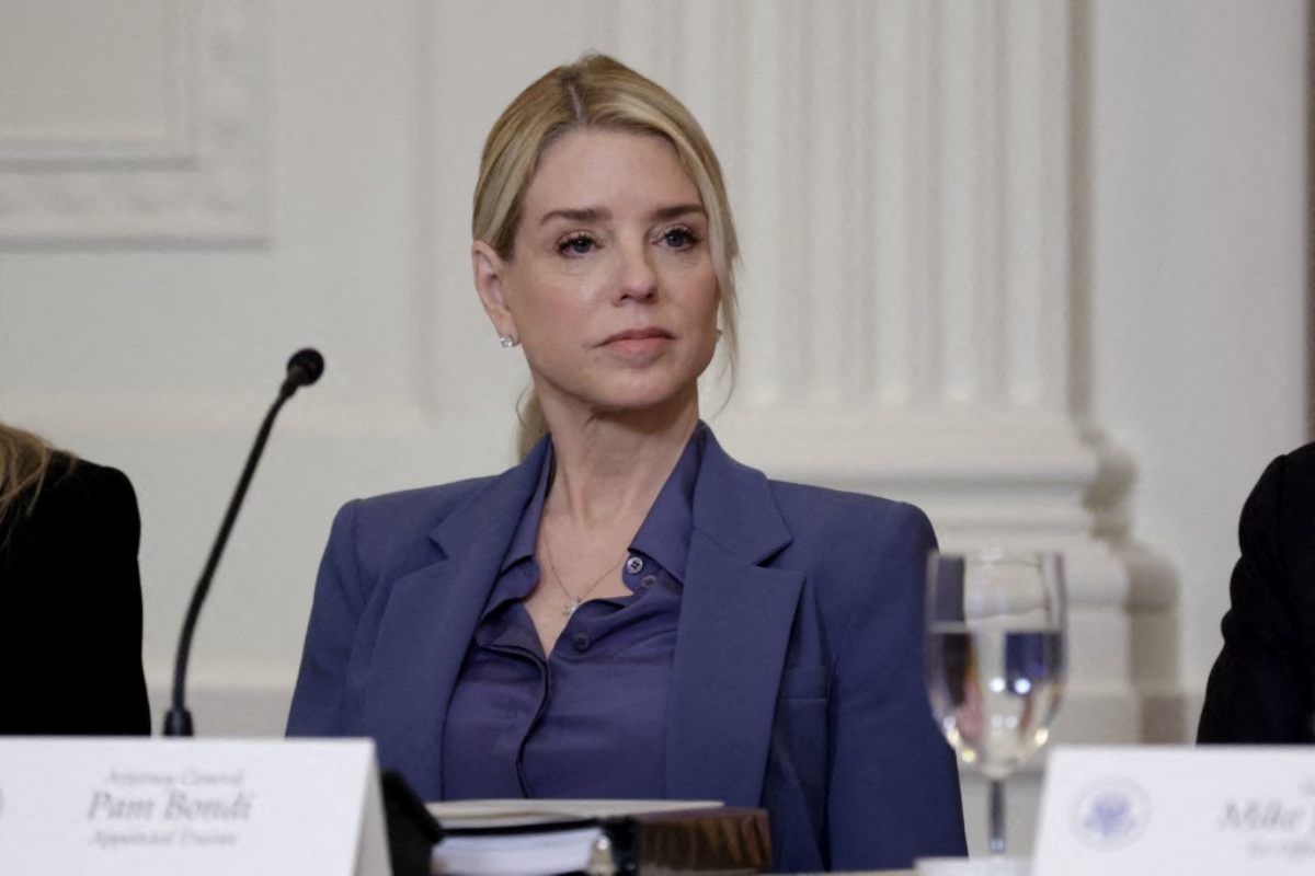 Trump destituye a Pam Bondi como fiscal general de EU; designa a Todd Blanche como interino