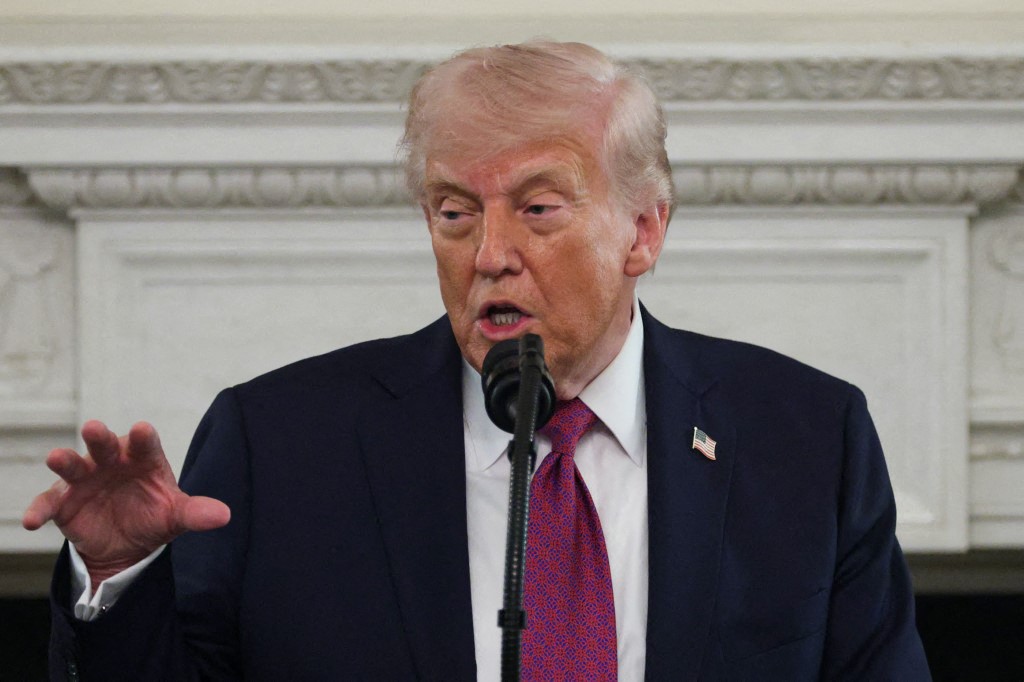 Trump ordena a Marina de EU destruir los barcos que coloquen minas en Ormuz