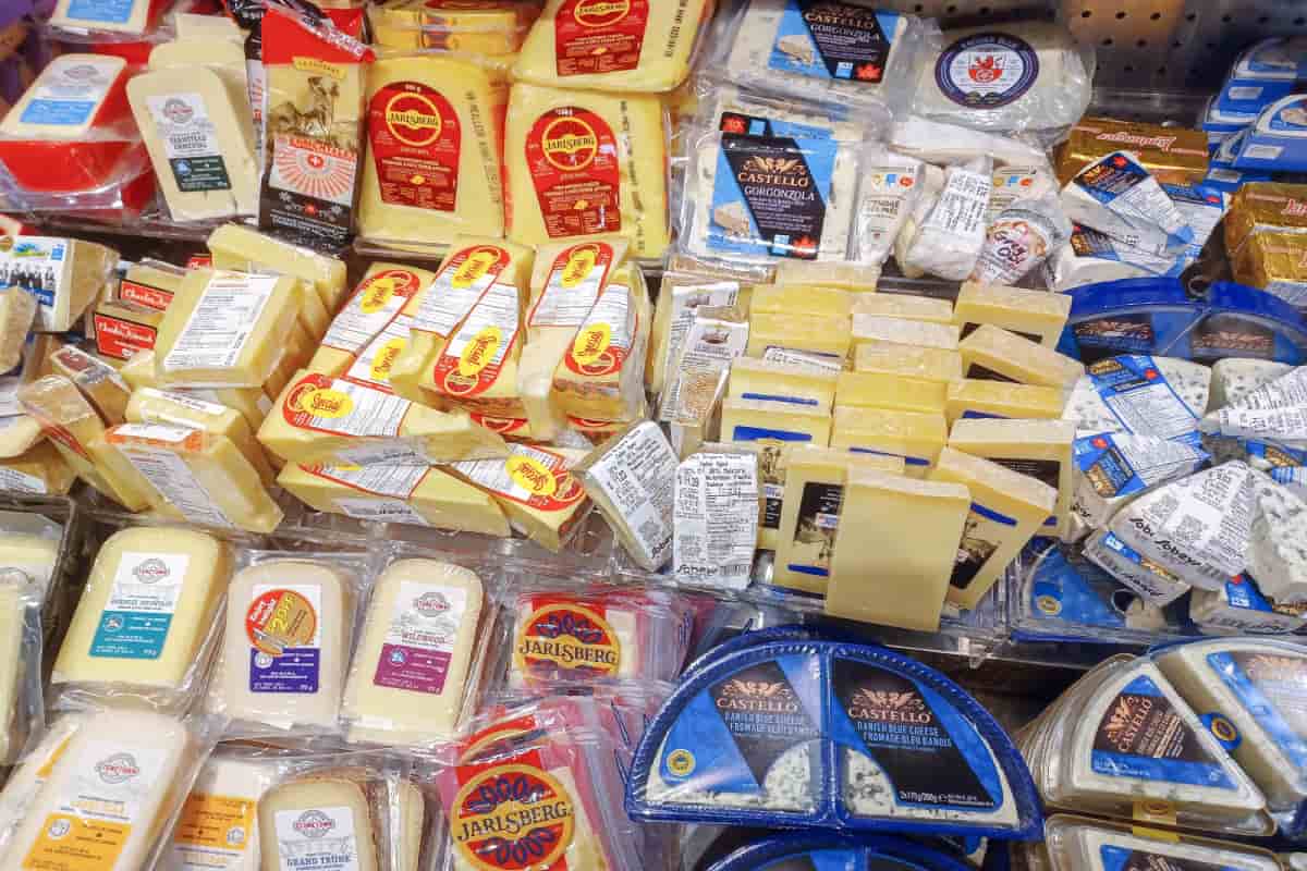 Variedad de quesos para fundir.