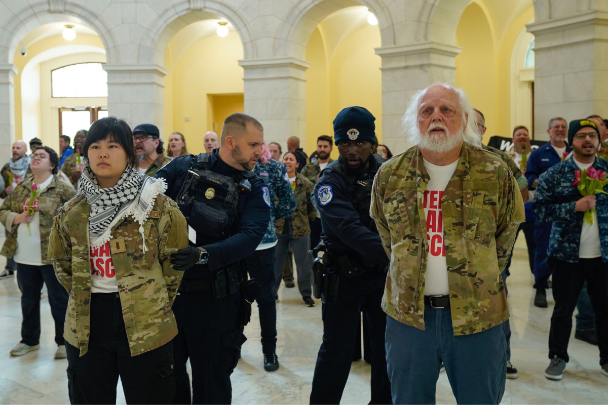 Veteranos protestan en el Capitolio por la guerra contra Irán; reportan 70 detenidos