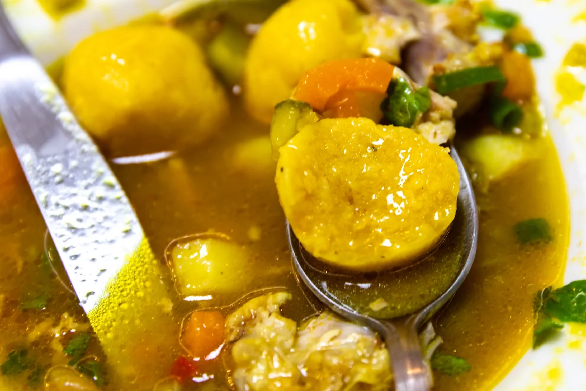 Acercamiento a las bolitas de maíz de la sopa paraguaya vori vori