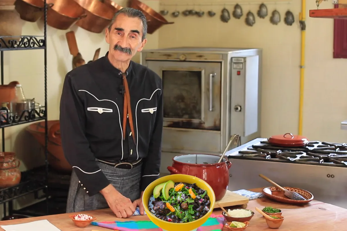 Hombre parado en una cocina tradicional mexicana