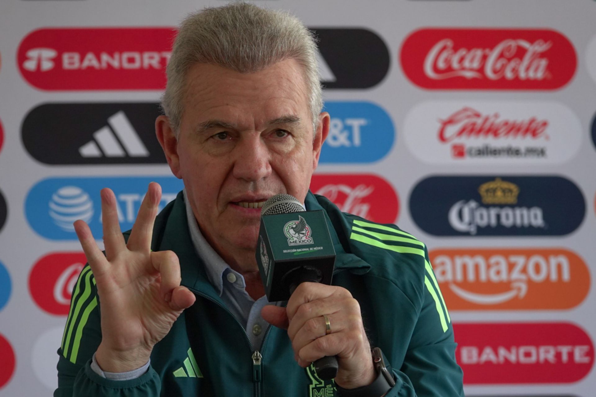 El "Vasco" Aguirre pone orden: "El que no venga, queda fuera del Mundial"