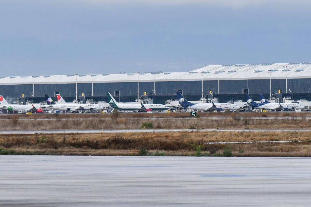 Aviones en espera en el AIFA