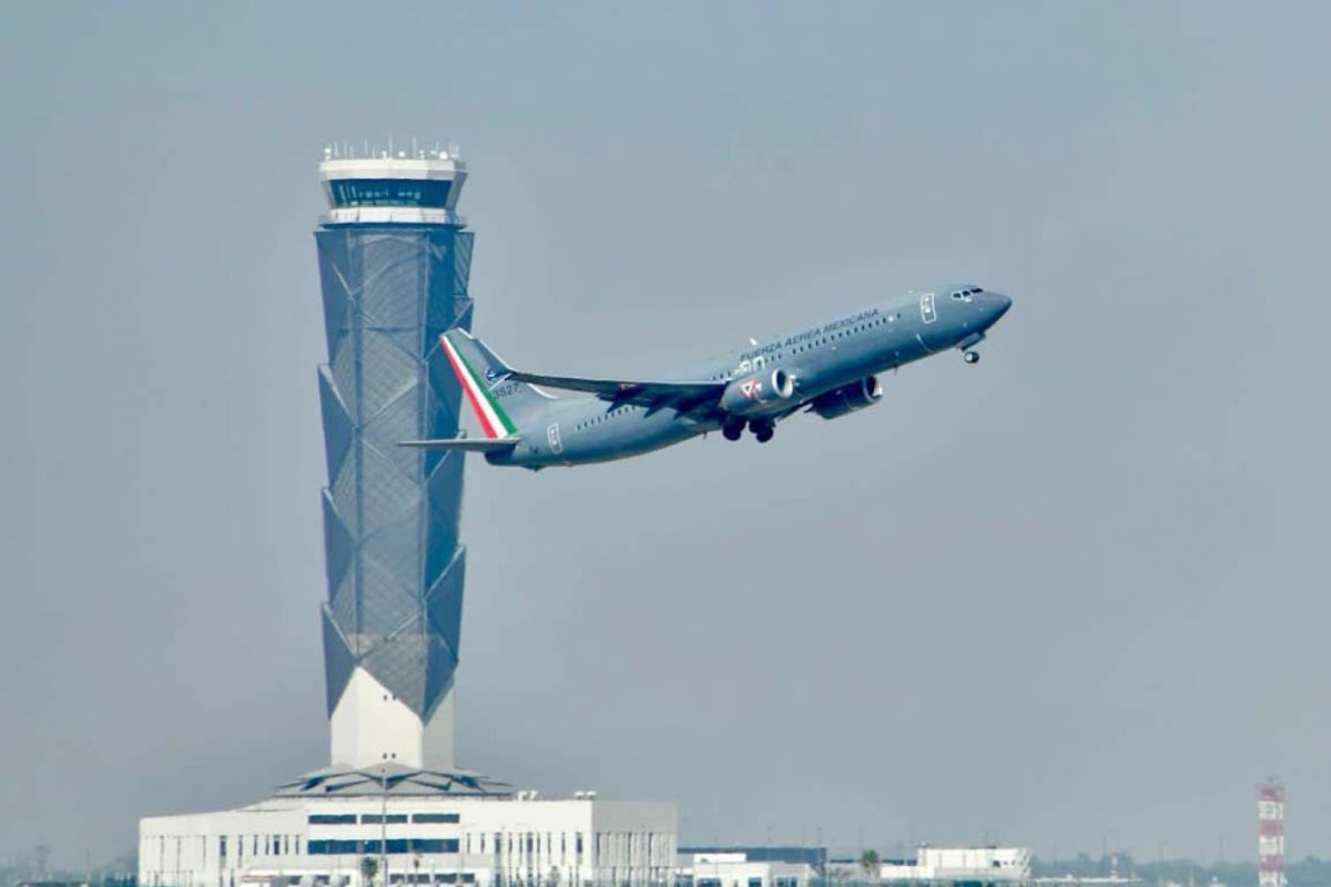 Avión parte del AIFA, de fondo se obseva la torre de control 