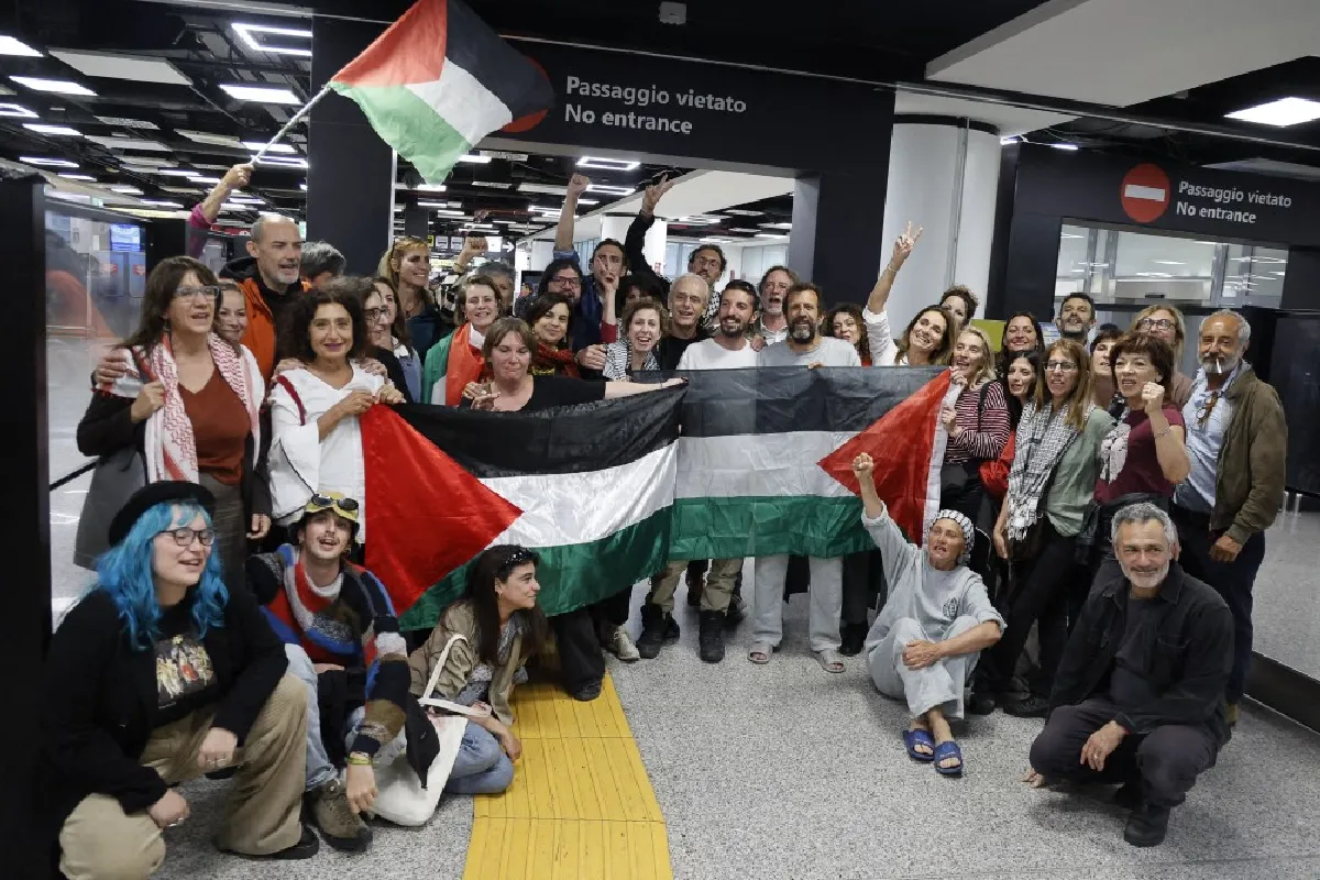 Activistas de la flotilla para Gaza expulsados por Israel llegan a Turquía