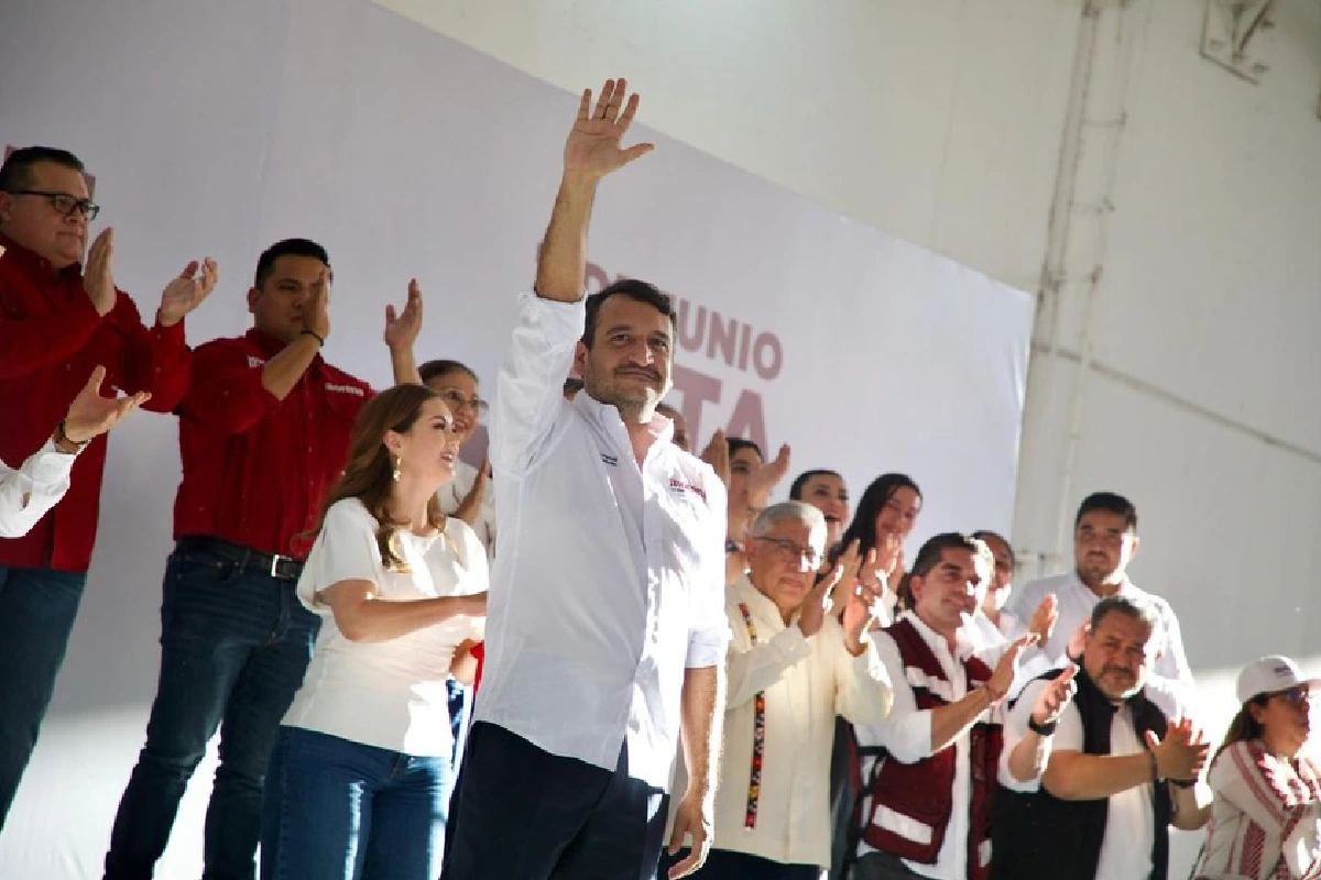 Andrés Manuel López Beltran con el brazo alzado durante un evento de Morena