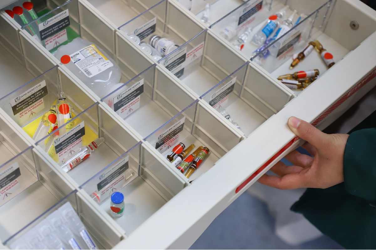 Anticorrupción multa e inhabilita a empresa que surtiría medicamentos al IMSS por presentar información falsa