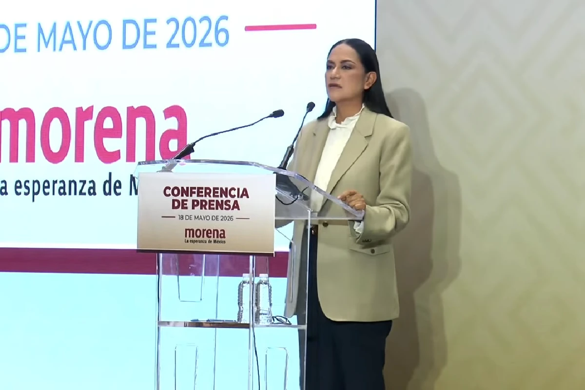 Ariadna Montiel de pie frente al estrado para conferencia de prensa 