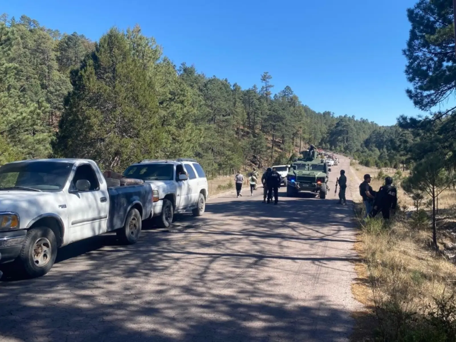Atacan a balazos a agentes de la Fiscalía de Chihuahua que escoltaban a desplazados de Durango