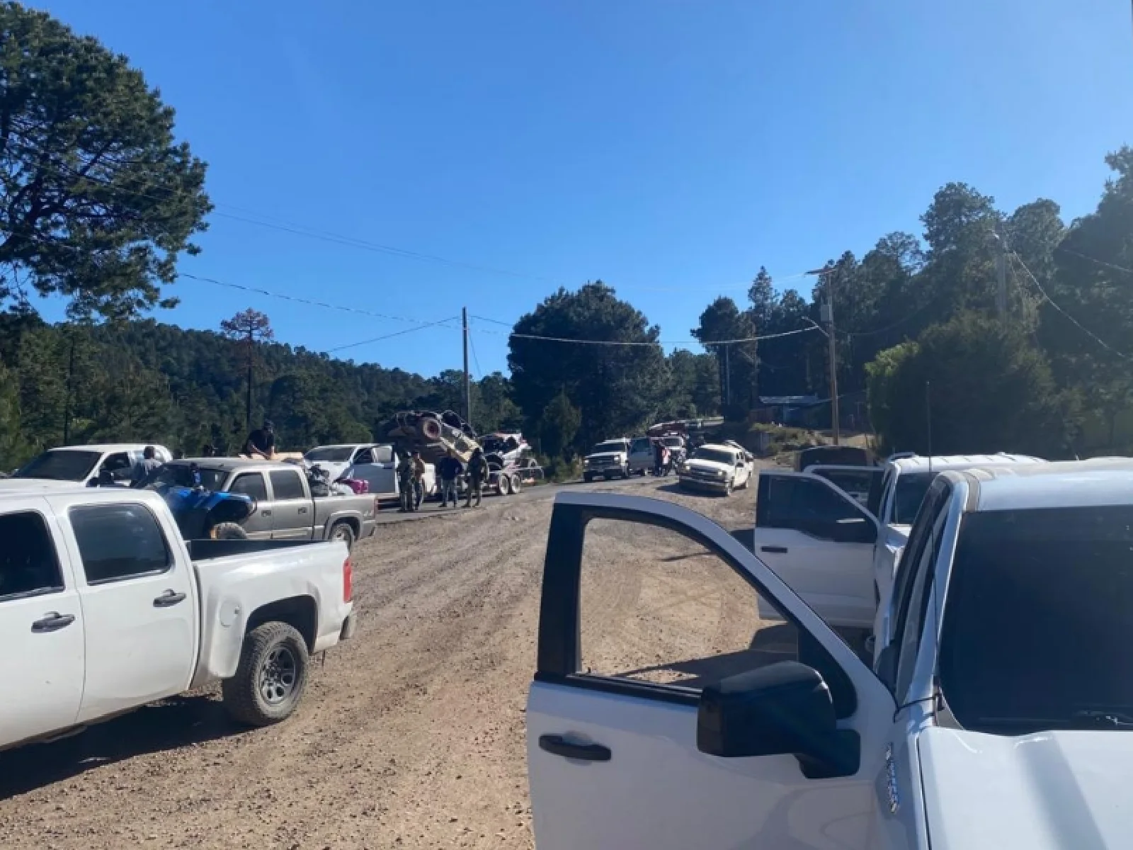 Atacan a balazos a agentes de la Fiscalía de Chihuahua que escoltaban a desplazados de Durango