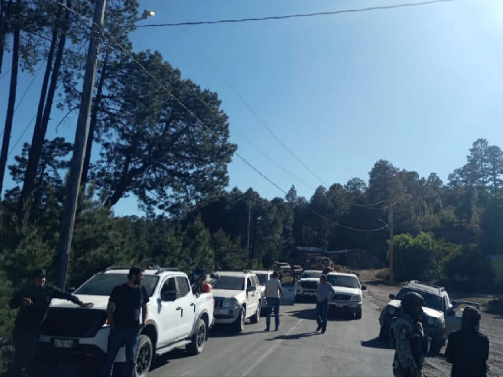 Atacan a balazos a agentes de la Fiscalía de Chihuahua que escoltaban a desplazados de Durango