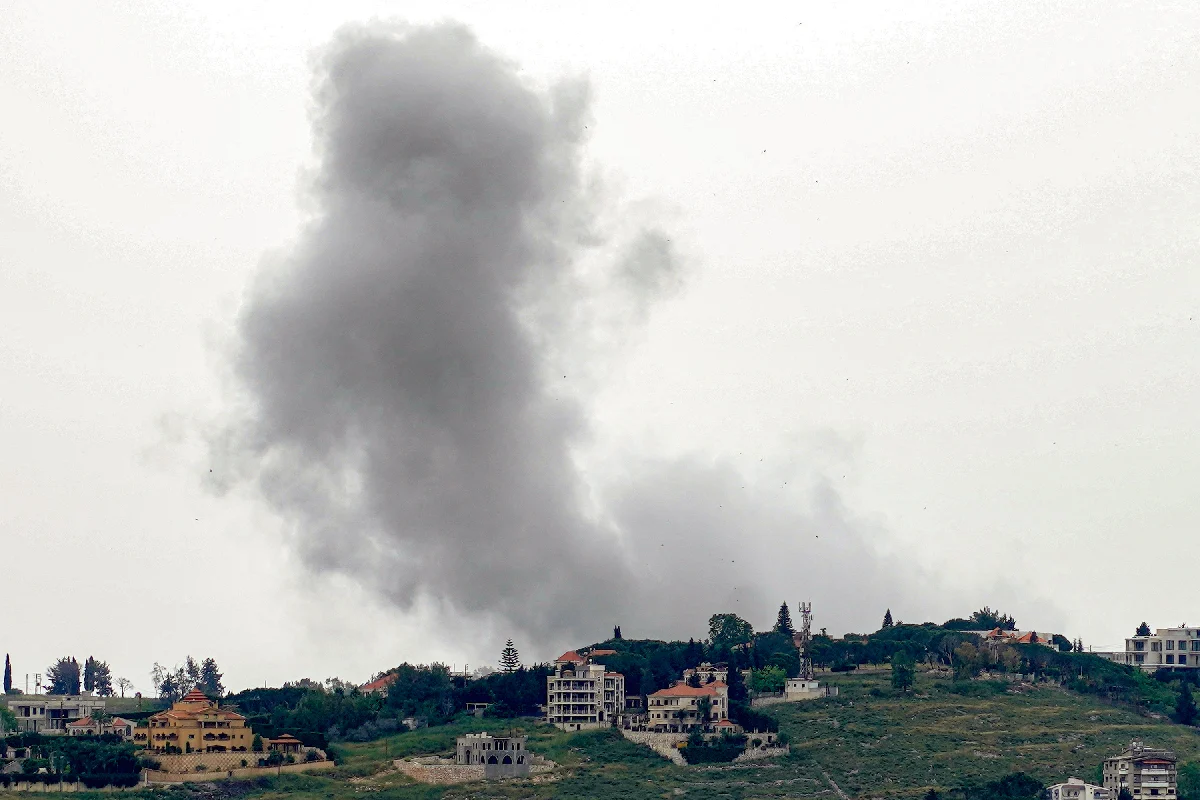 Se eleva el humo tras el bombardeo israelí sobre la localidad de Zebdine, en el distrito de Nabatieh, al sur del Líbano 