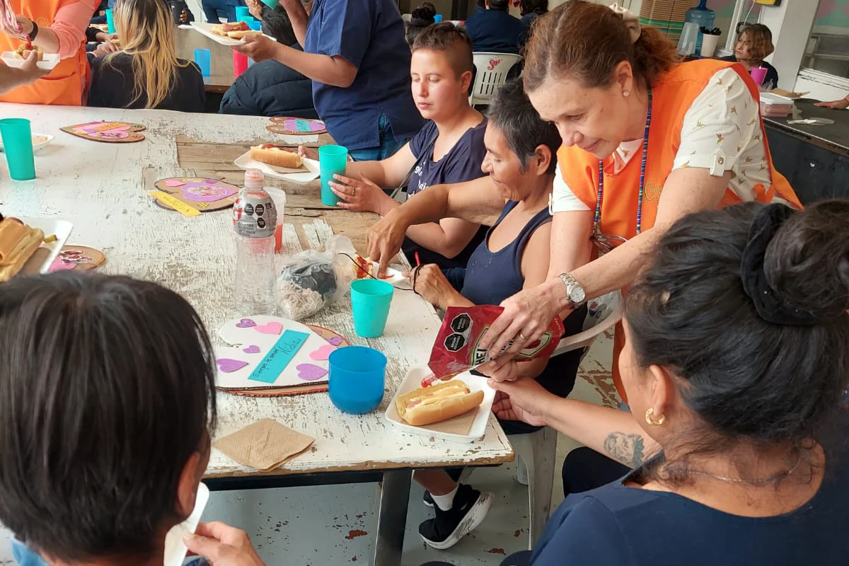 Batitas naranjas manualidades mujeres prisión