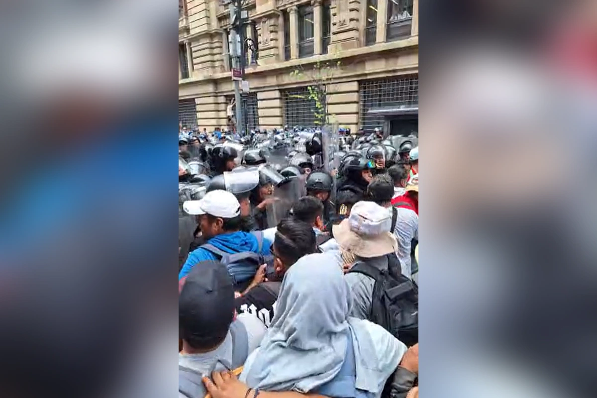 CNTE impedida de ingresar a la planca del Zócalo
