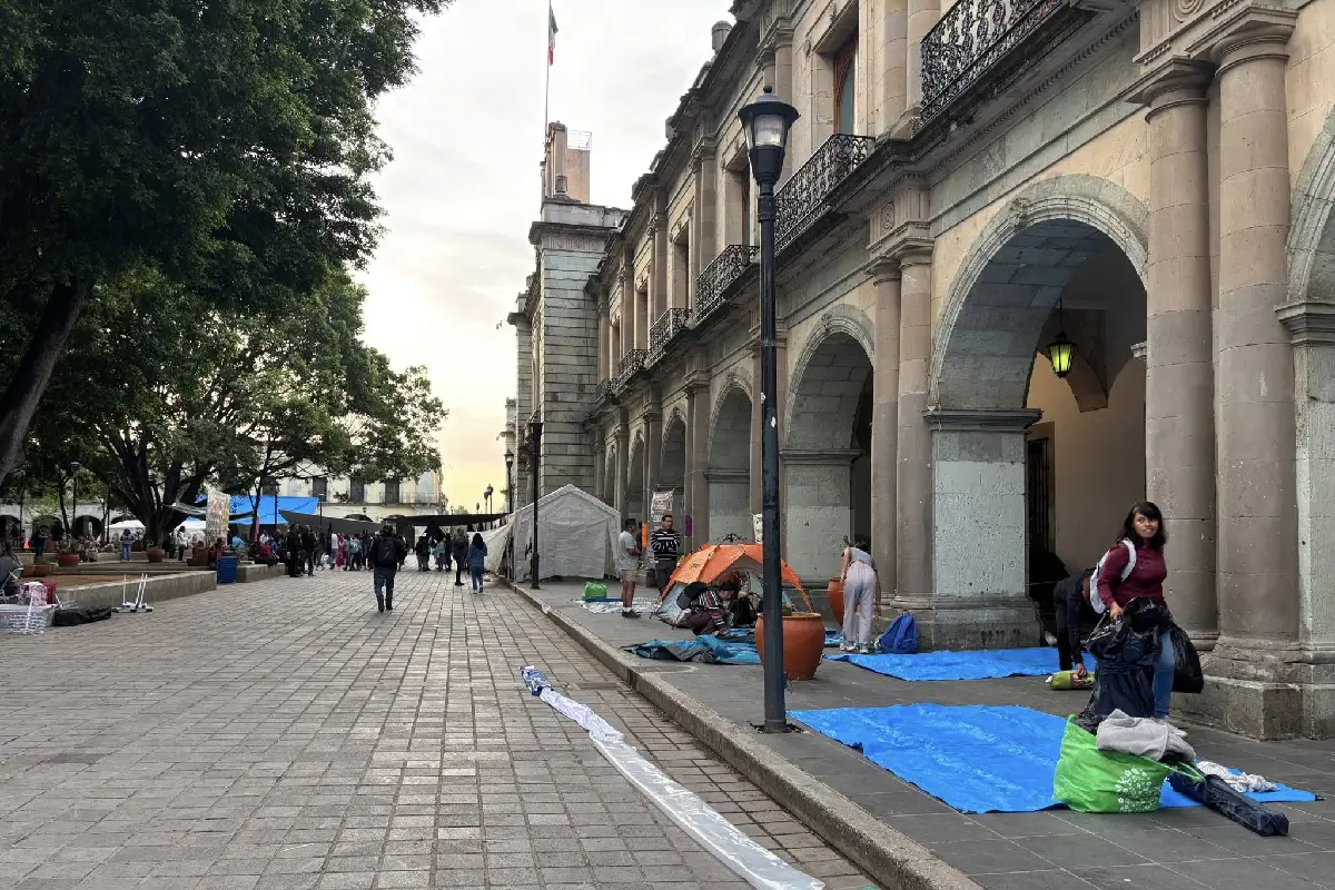 Integrantes de la cnte empezando a colocar su plantón en Oaxaca