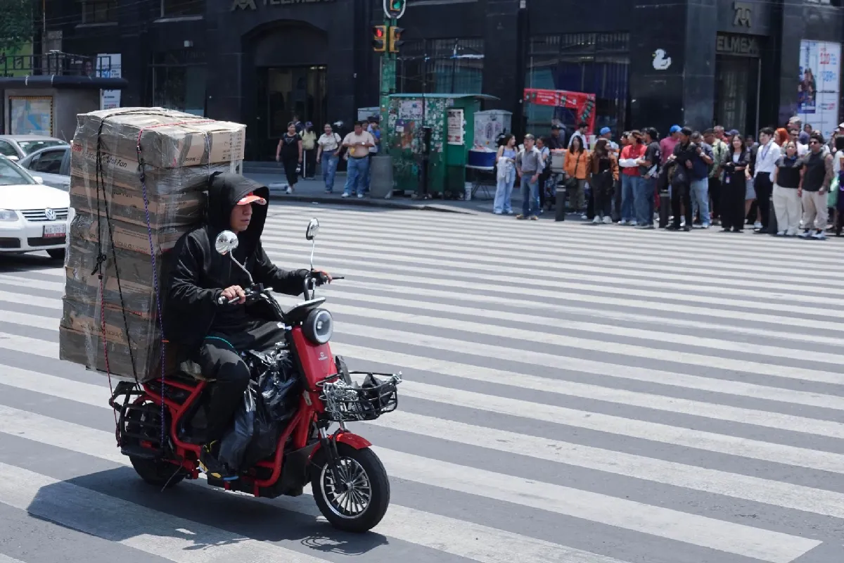 Capacitarán a personas que manejan scooters y vehículos eléctricos en CDMX previo a emplacamiento