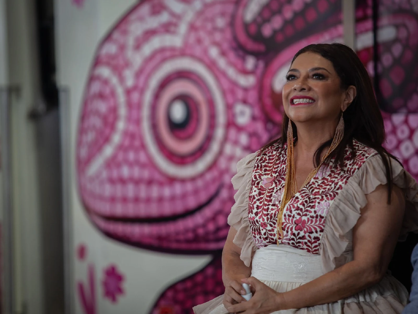 Clara Brugada ajolote rosa detrás de ella 