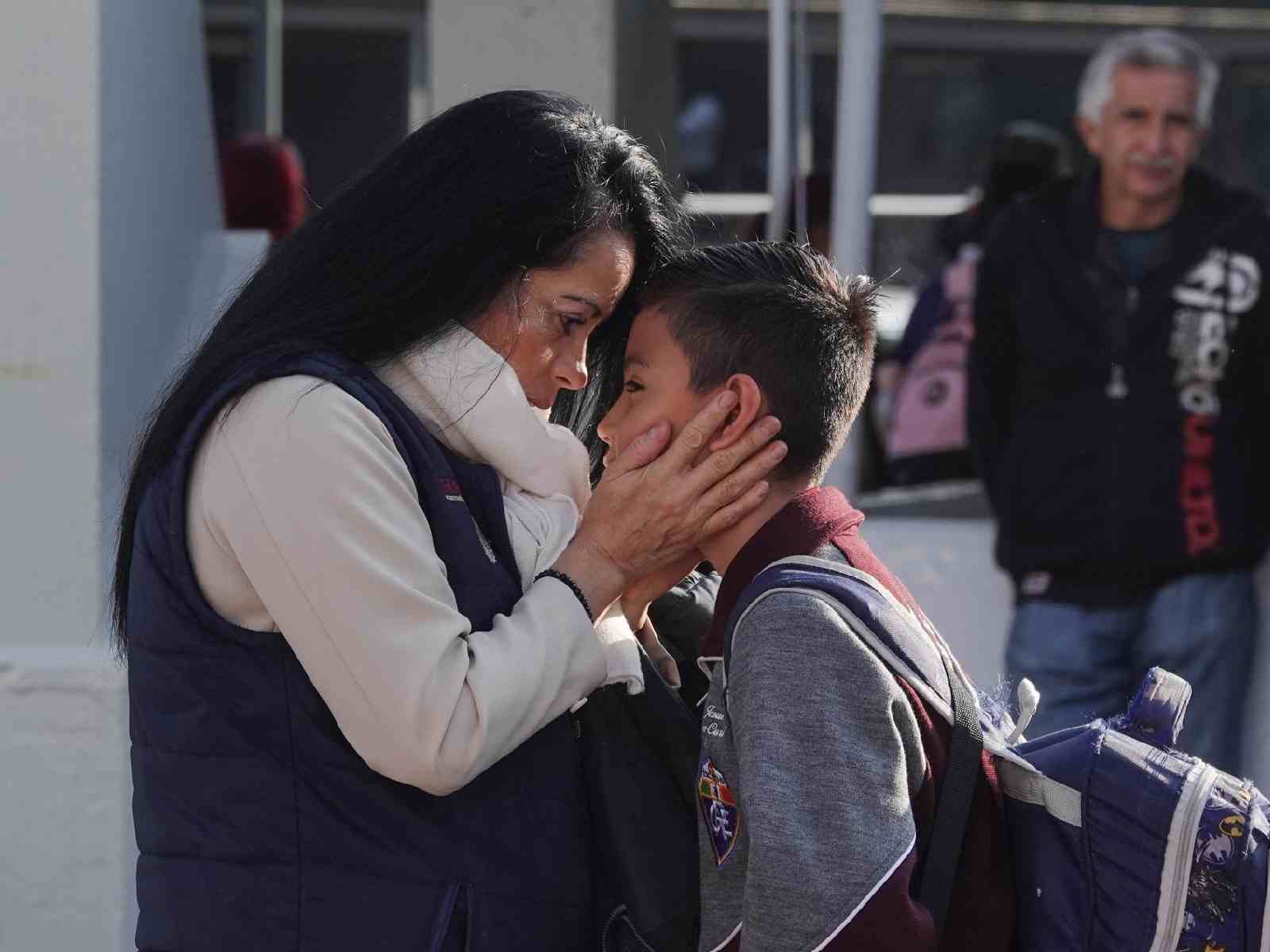 Madre con su hijo a punto de irse a la escuela