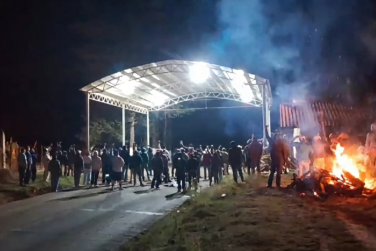 Comuneros de Sevina se enfrentan con policías en Casa Michoacán durante protesta por seguridad