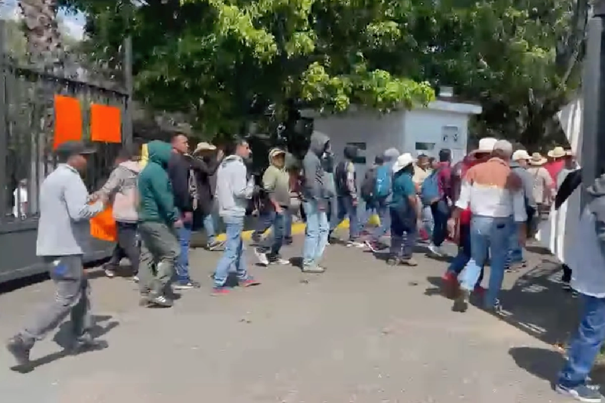 Comuneros de Sevina se enfrentan con policías en Casa Michoacán durante protesta por seguridad
