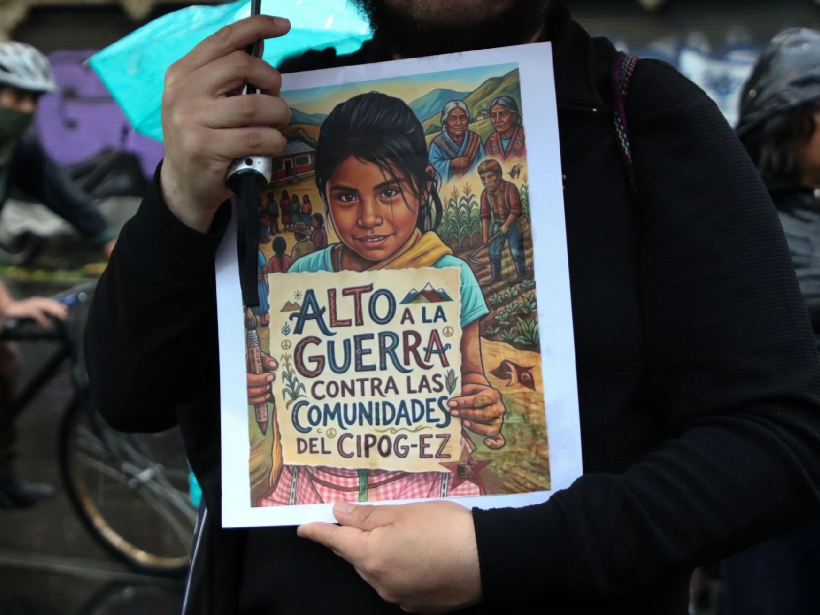 Colectivos protestaron esta tarde en las inmediaciones de la Secretaria de Gobernación en contra de los ataques que han sufrido los integrantes de la CIPOG - EZ en la sierra de Guerrero