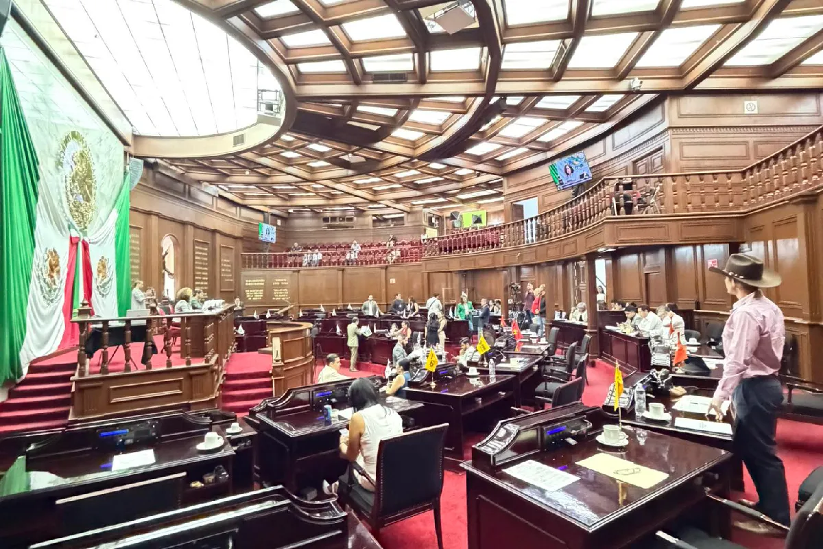 Congreso de Michoacán avala reforma electoral entre gritos e insultos; Movimiento del Sombrero acusa bloqueo político
