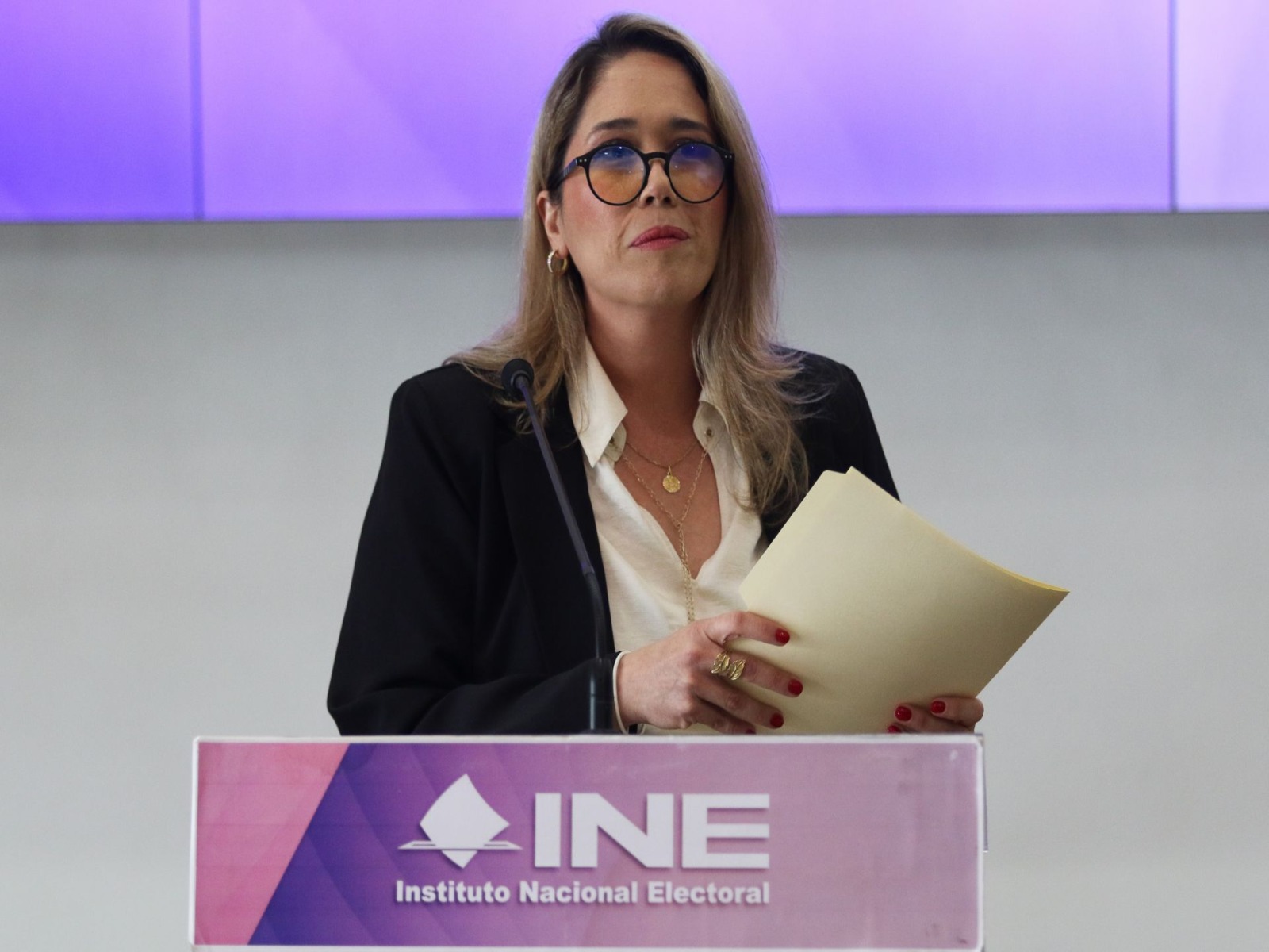 Consejera del INE acusa firma falsa en documento contra administrador cuestionado