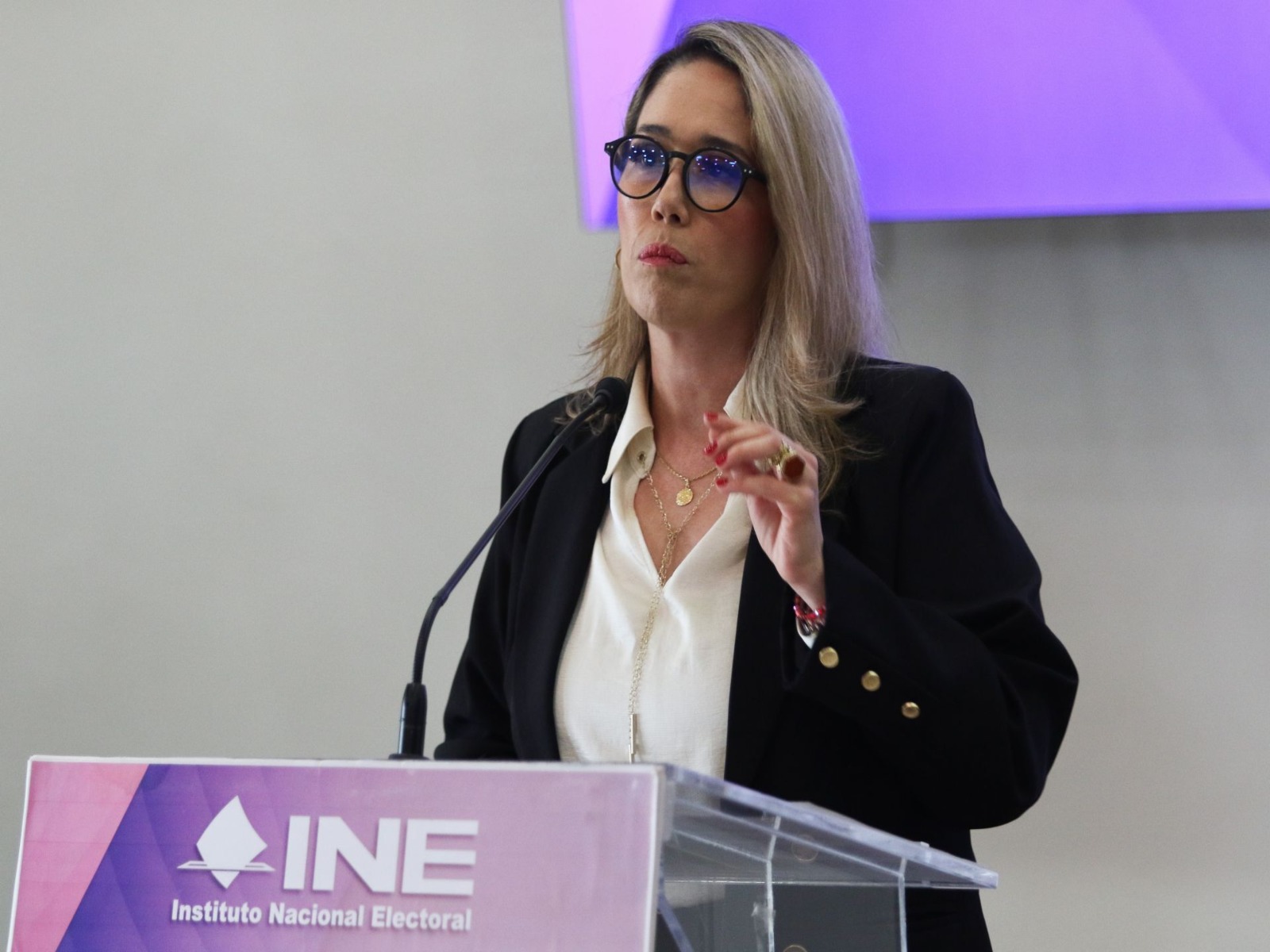 Consejera del INE acusa firma falsa en documento contra administrador cuestionado