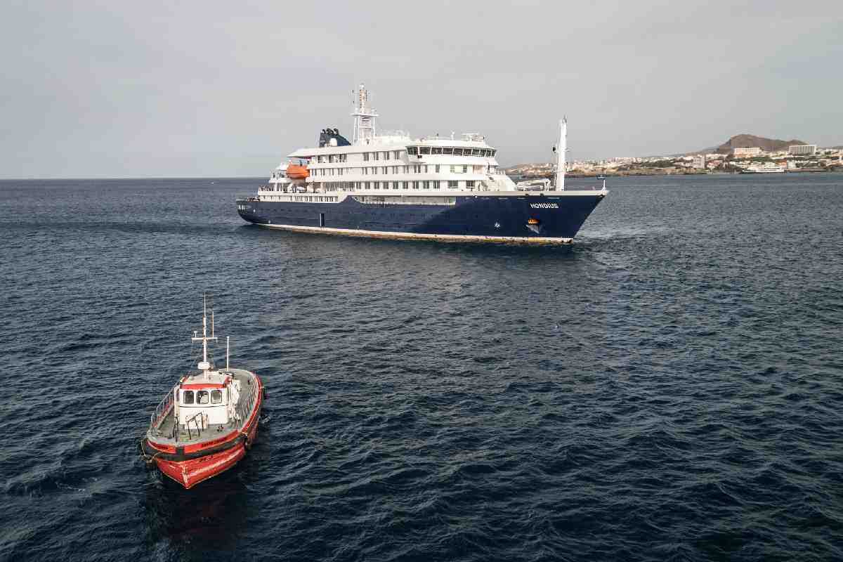 Crucero afectado por hantavirus abandonó la zona de fondeo frente a Cabo Verde