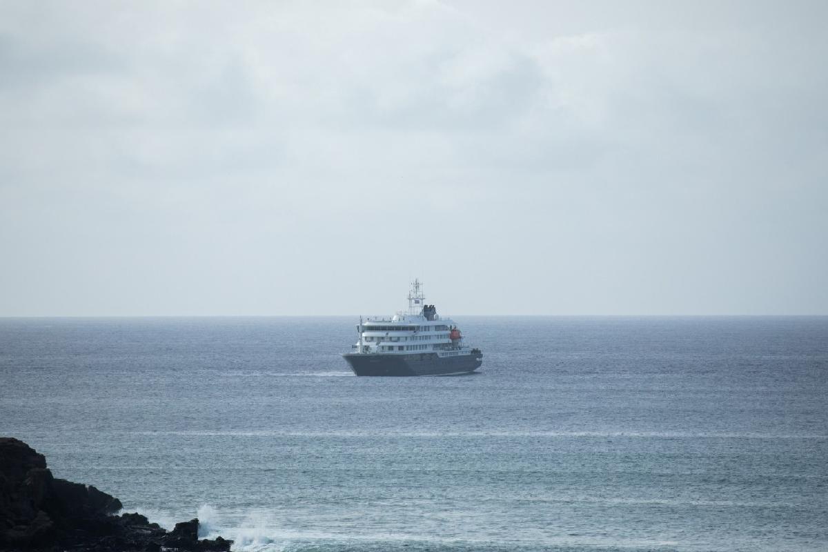 Crucero varado en el Atlántico por brote de hantavirus