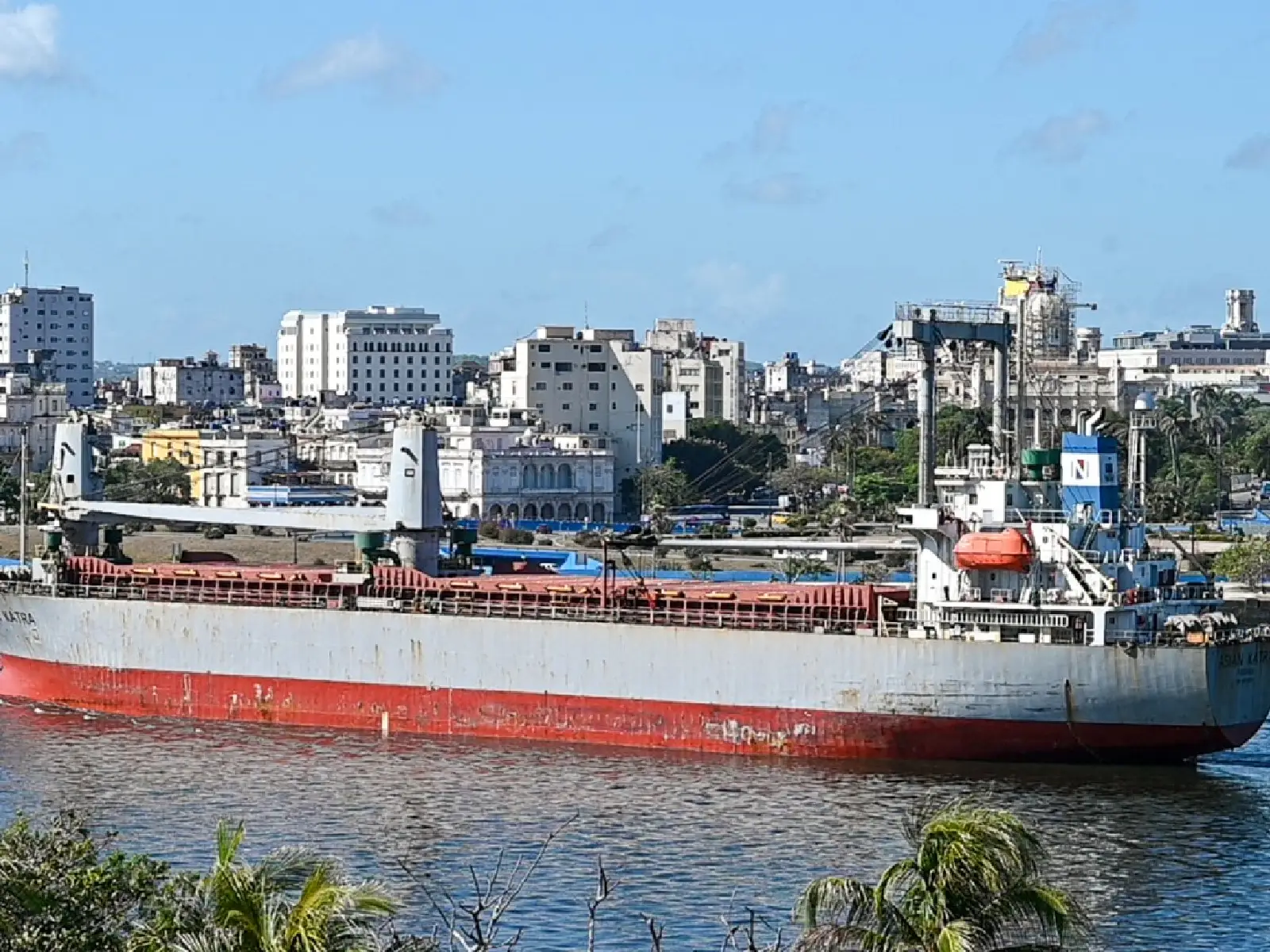Cuba recibe ayuda humanitaria en medio de crisis. El envío de ayuda fue realizado en el Asian Katra, un buque mercante con bandera panameña. Foto: AFP