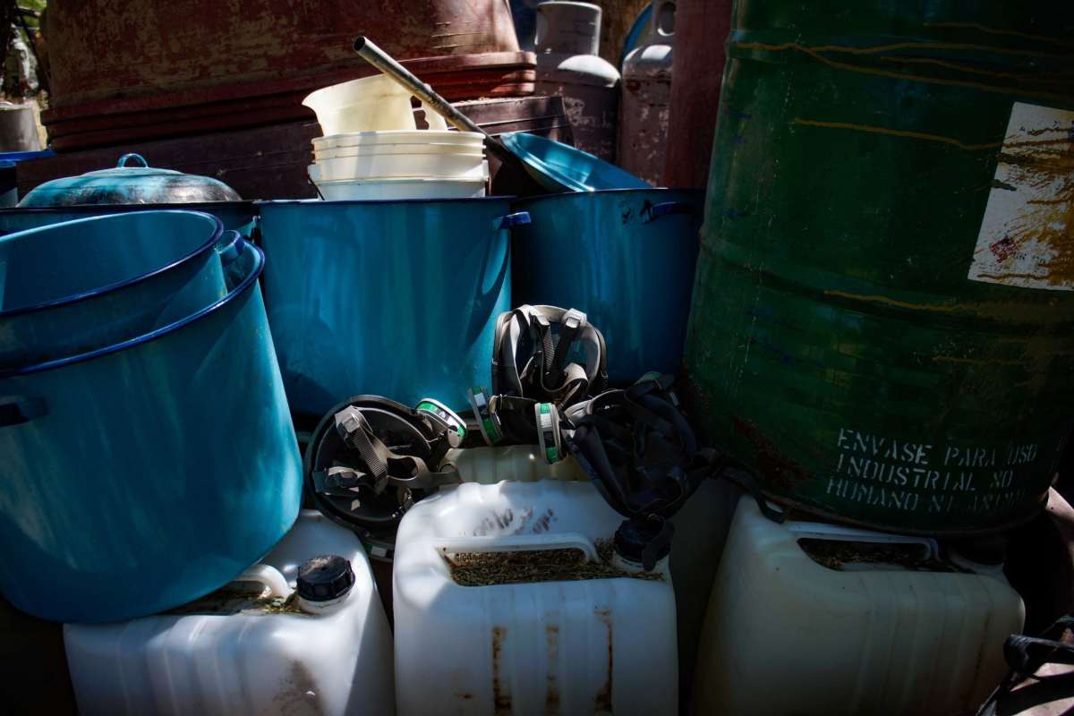 Decomisan 55 mil litros de sustancias en laboratorio involucrado con caso de agentes de la CIA