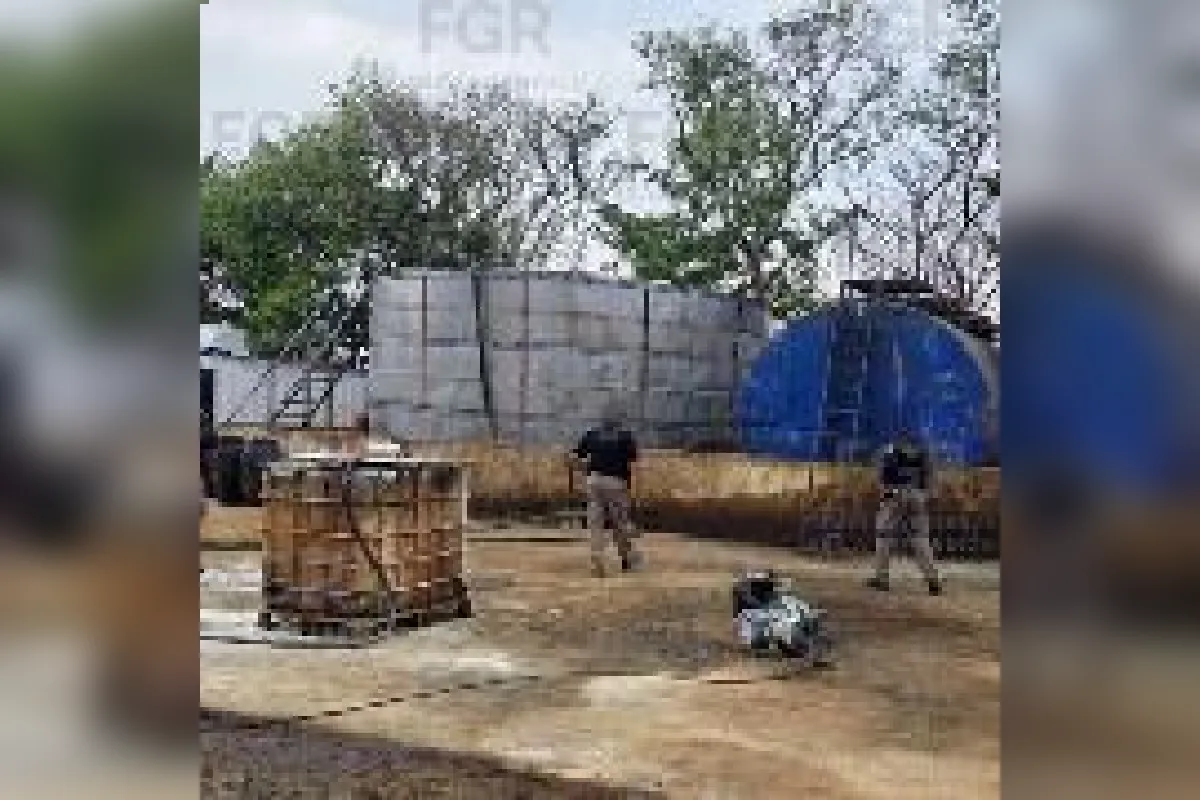 Decomisan más de 250 mil litros de hidrocarburo en predio de Tihuatlán, Veracruz; detienen a 12 personas