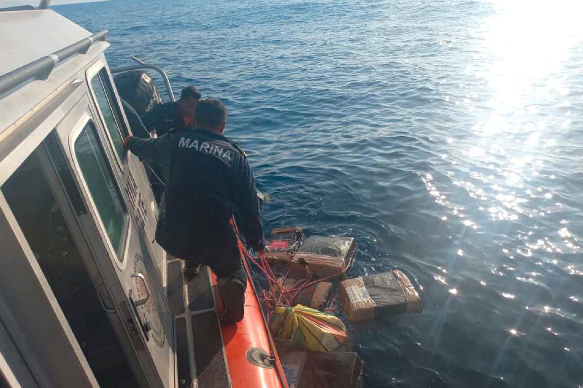 Decomisan más de dos toneladas de cocaína con un valor de 4.3 mdp frente a costas de Oaxaca