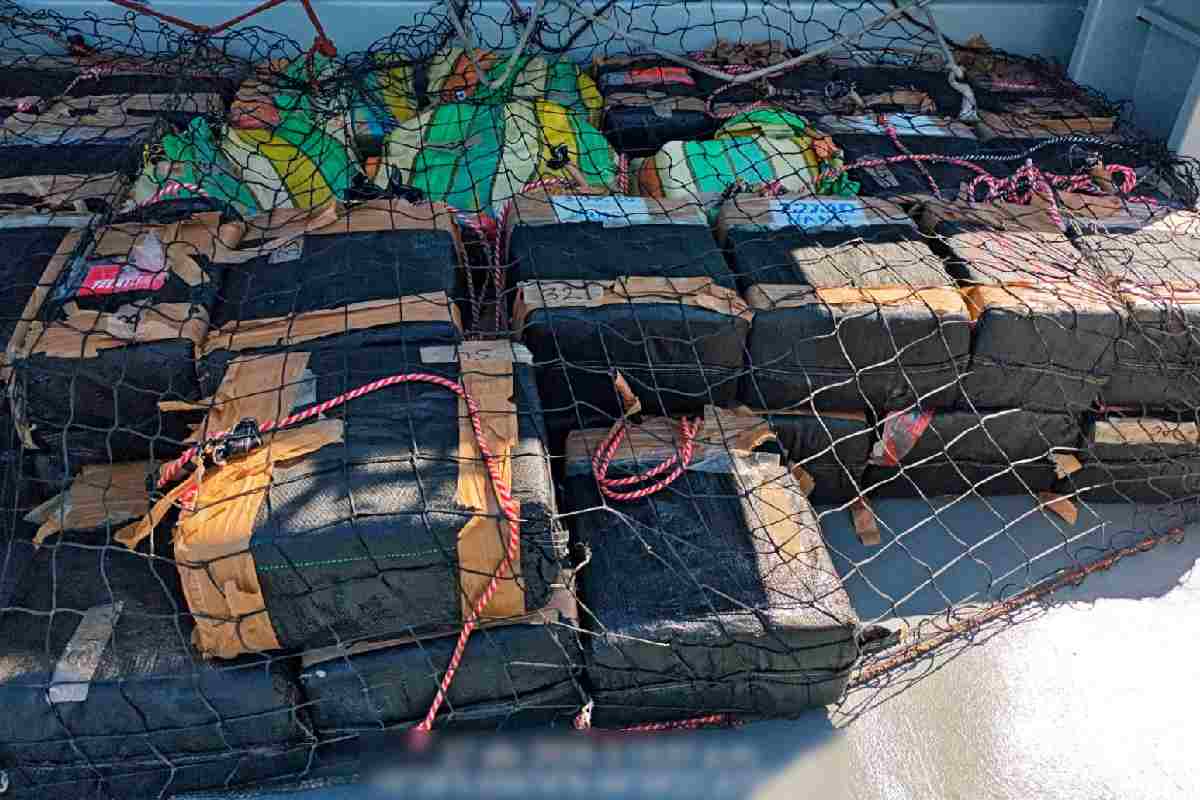 Decomisan más de dos toneladas de cocaína con un valor de 4.3 mdp frente a costas de Oaxaca