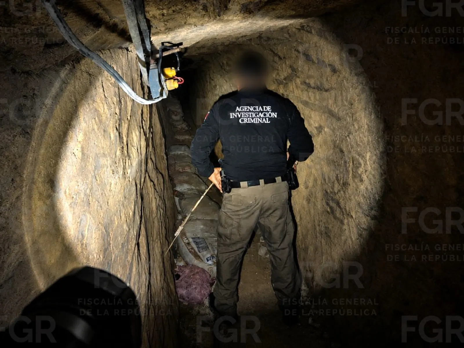 Autoridades federales y estatales participaron en el operativo para desmantelar el túnel para huachicol en Nuevo León. 