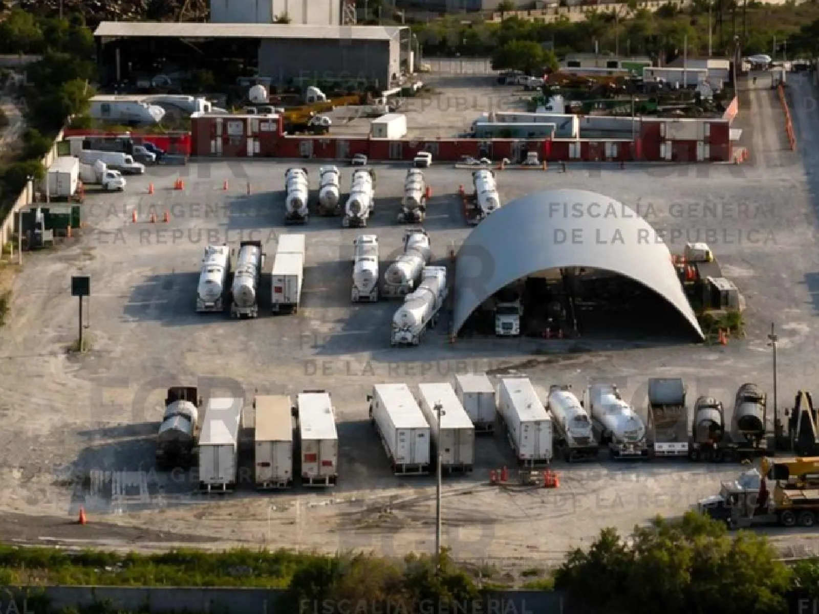 Autoridades federales aseguraron más de 205 mil litros de hidrocarburo, 23 tractocamiones y 10 autotanques, así como otro equipo. 