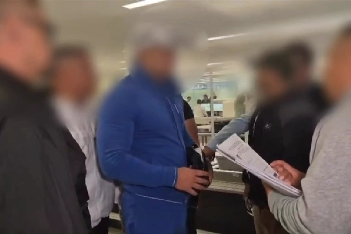 David “N” alias “El Deivid” y/o “El Chino”, rodeado de agentes de seguridad