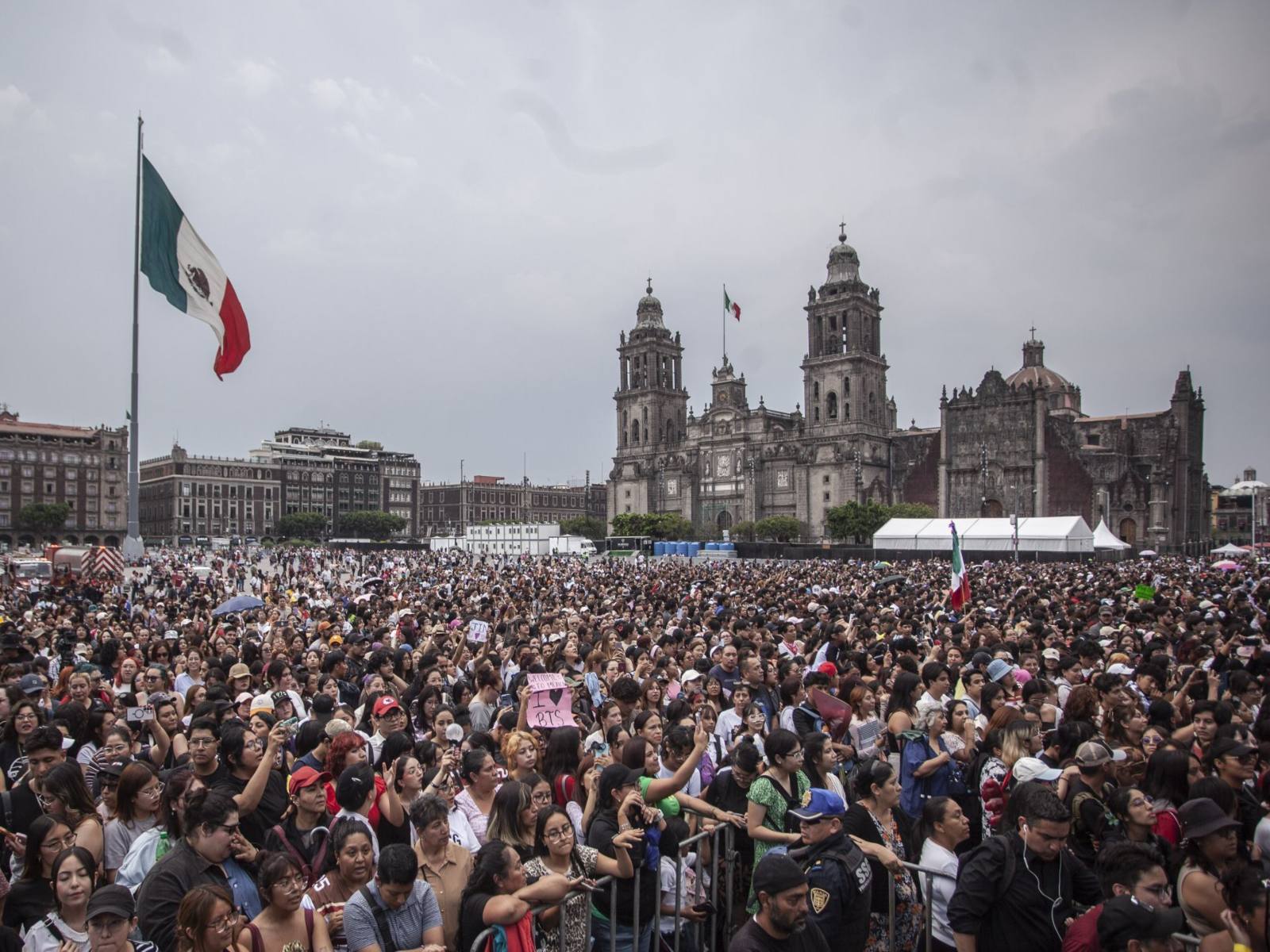Detienen a 14 presuntos revendedores de boletos para el concierto de BTS; cinco son menores