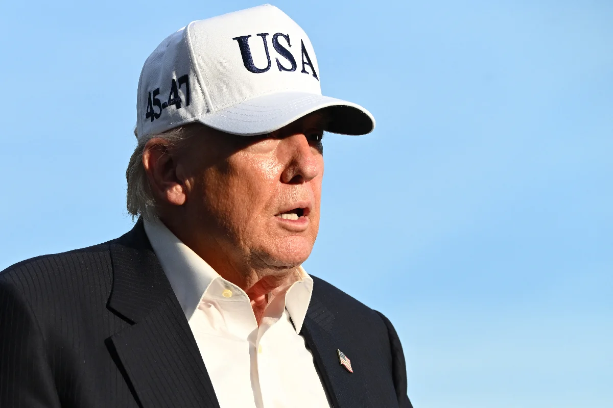 Donald Trump con una gorra blanca con las letras USA bordadas