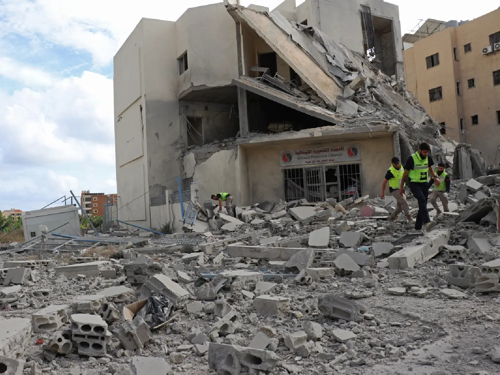 Los equipos de primera intervención inspeccionan los daños causados por un ataque aéreo israelí que tuvo como objetivo la sede de una ONG local, en la ciudad costera de Tiro, al sur del país. 