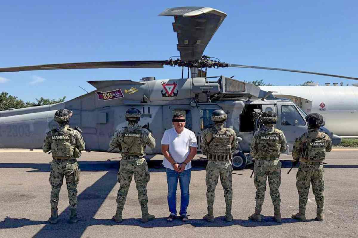 El Jardinero tras su detención rodeado de personal del Ejército y con un helicóptero militar de fondo 