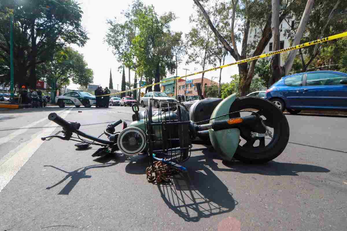 Bicicleta eléctrica tirada sobre el pavimento tras un accidente vial