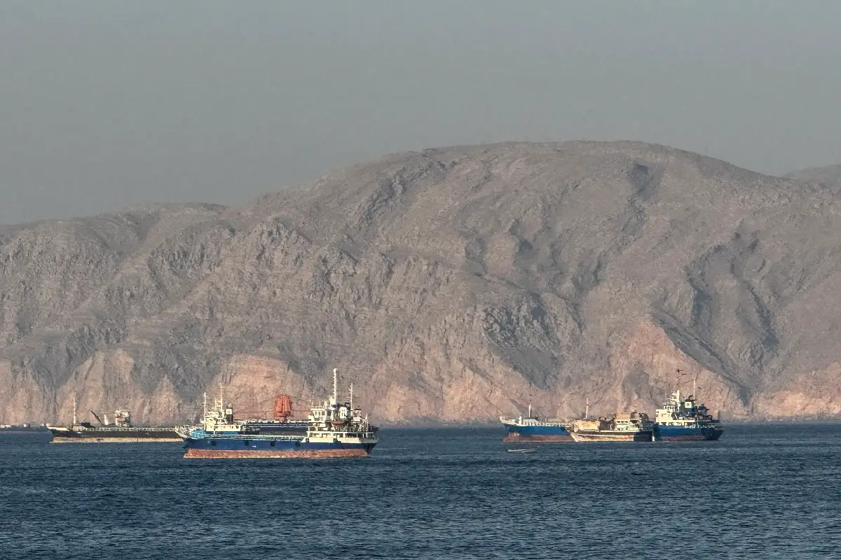 Se ven barcos fondeados en el estrecho de Ormuz, frente a la ciudad portuaria de Khasab, en la península de Musandam, al norte de Omán. 